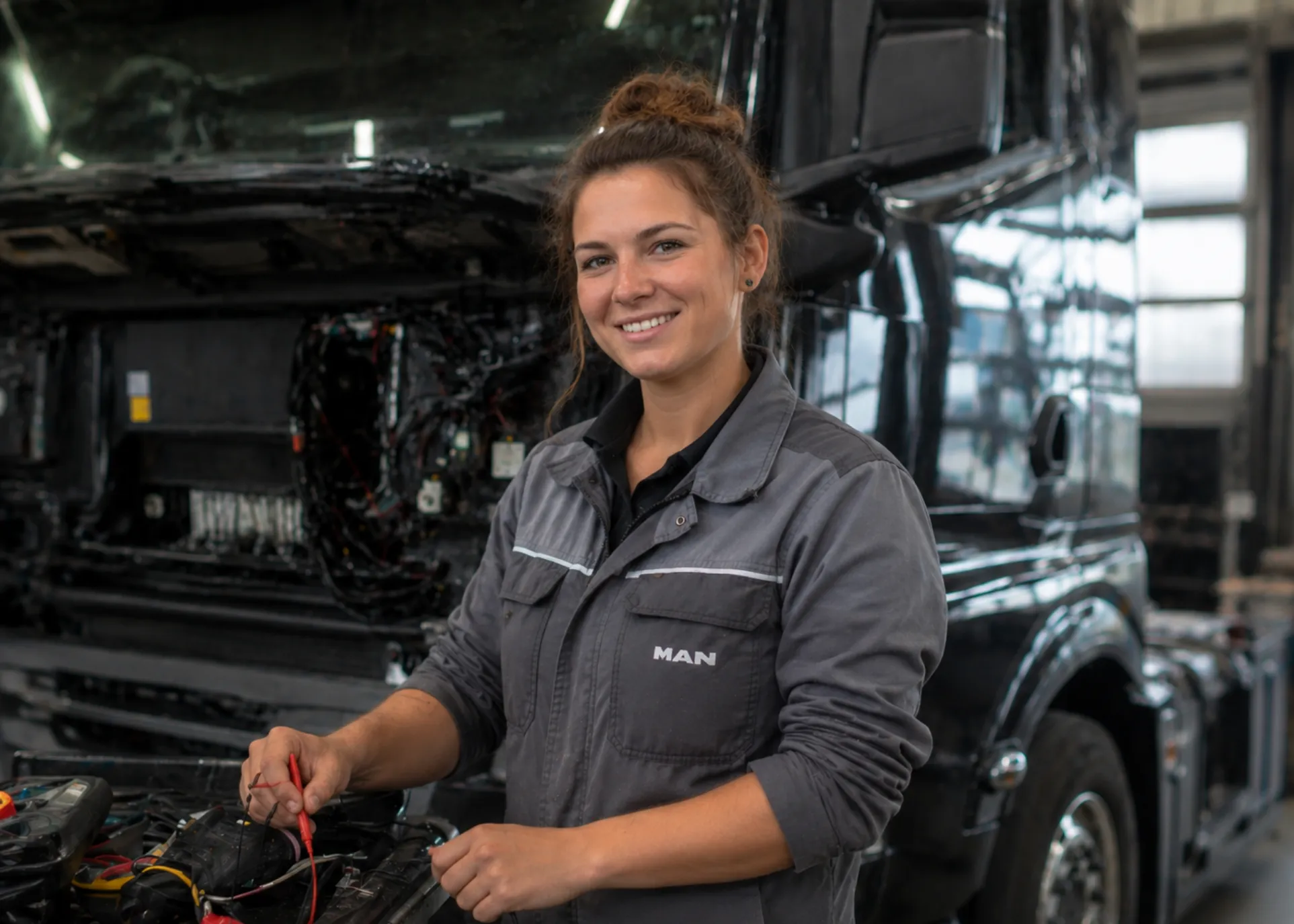 Automotive Mechatronics Technician for Commercial Vehicles (m/f/d) with a focus on electrical systems
